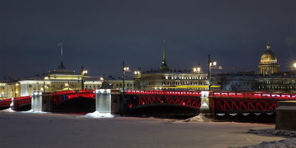 Красная подсветка на Дворцовом мосту в Санкт-Петебурге по случаю праздника Весны
