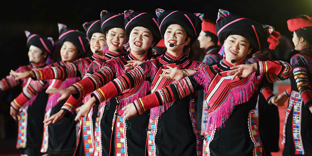 Песнями и танцами отмечают Новый год в провинции Юньнань