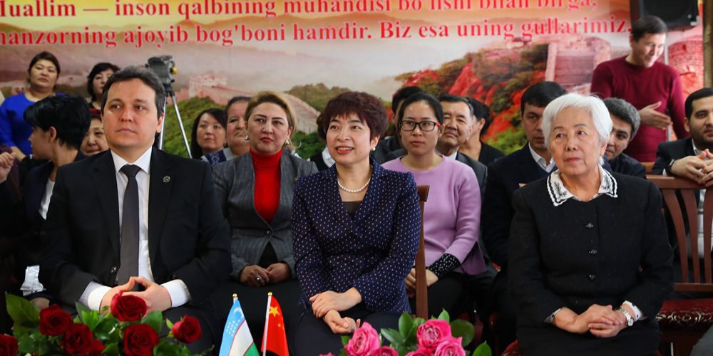 Узбекские ученики чествовали своих китайских преподавателей в праздник Весны