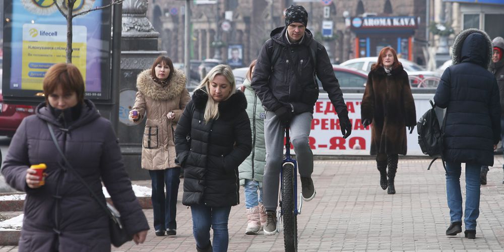 Некоторые жители Киева и зимой не расстаются с велосипедами!