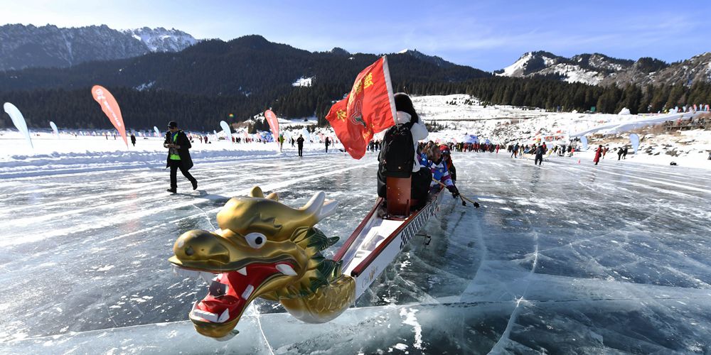 Гонки на лодках-драконах по льду озера Тяньчи в Синьцзяне
