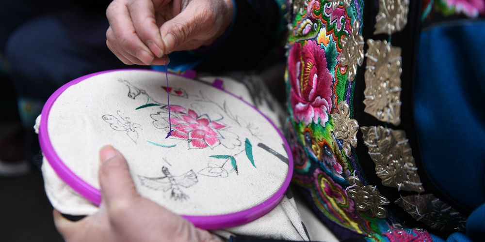 Традиционные ремесла народности мяо спасают от бедности жителей округа Сянси в провинции Хунань