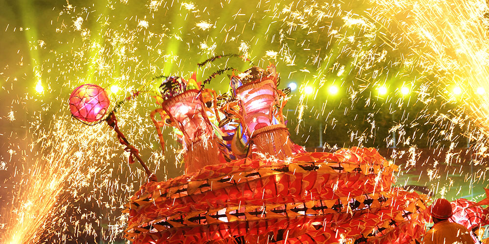 Танцы огнедышащих драконов на праздник Фонарей