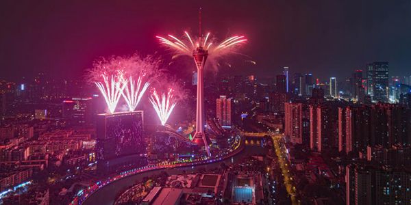 Встреча Праздника фонарей в Чэнду со светозвуковым шоу и фейерверками