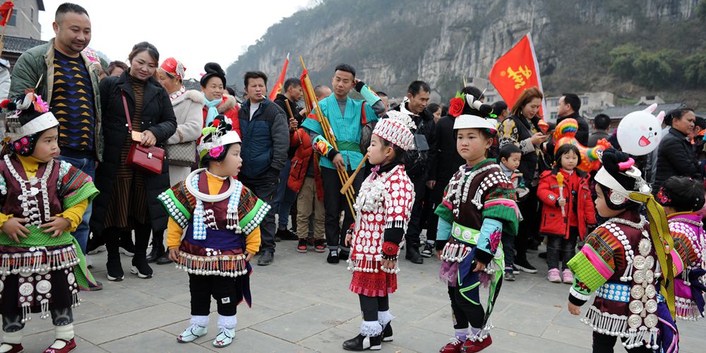 Новогодние торжества народности мяо в поселке Чжоуси
