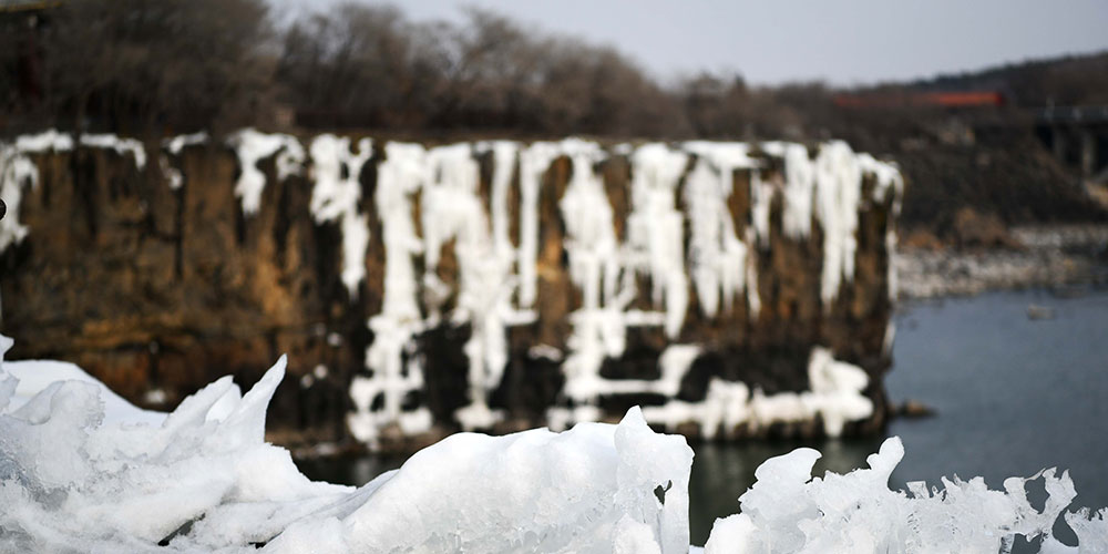 Живописные ледопады на озере Цзинпоху