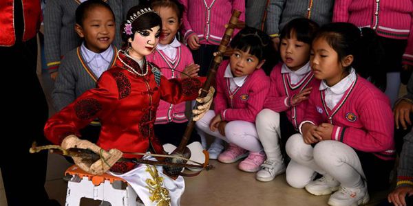 Традиционное кукольное представление в детском саду в городе Ляньчэн