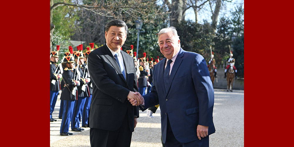 Си Цзиньпин встретился со спикером Сената Франции Ж. Ларше