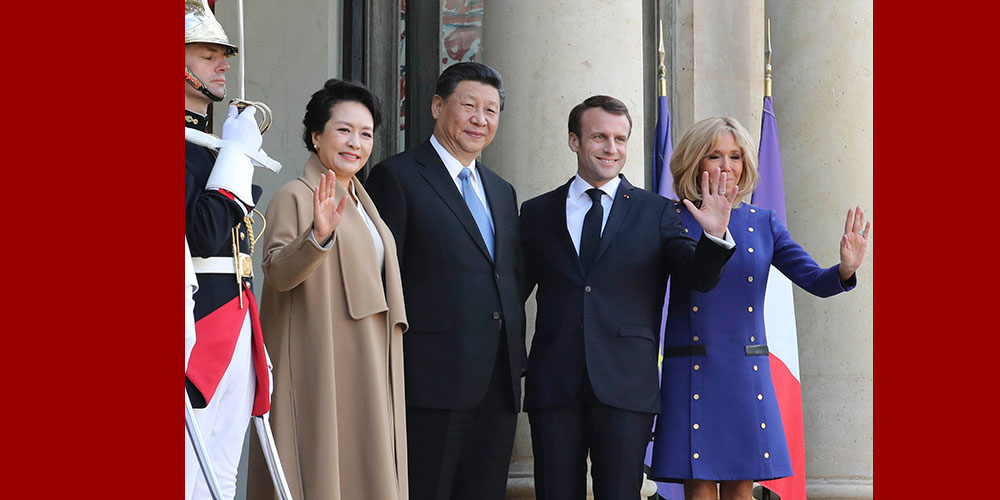 Си Цзиньпин с супругой присутствовал на торжественной церемонии проводов, устроенной президентом Франции Э. Макроном