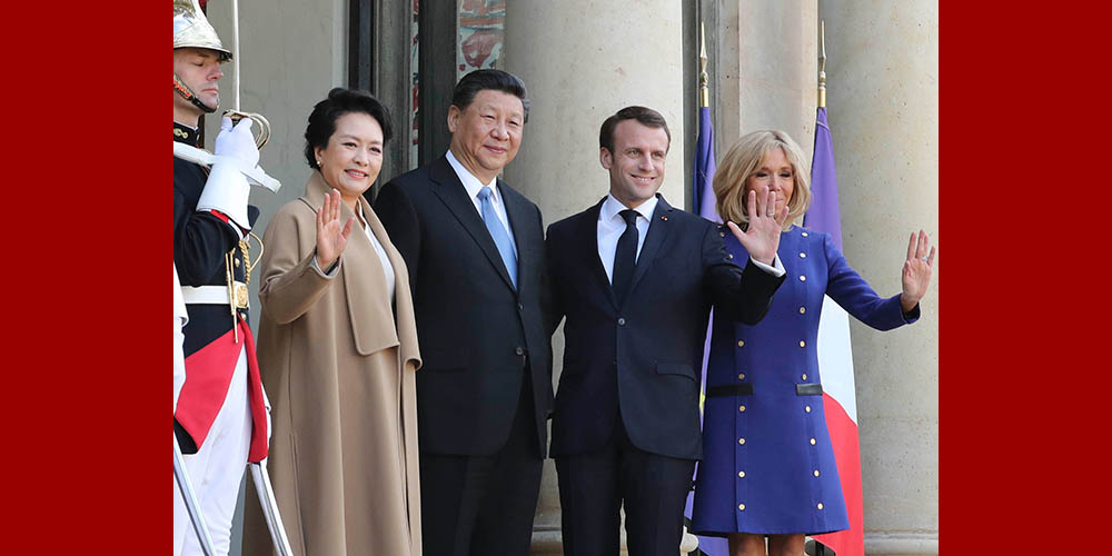 Си Цзиньпин с супругой присутствовал на торжественной церемонии проводов, устроенной президентом Франции Э. Макроном