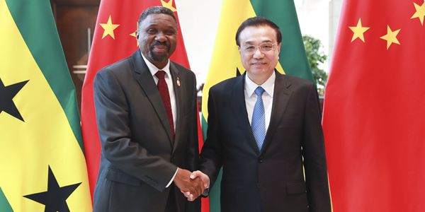 Ли Кэцян провел встречу с премьер-министром Сан-Томе и Принсипи