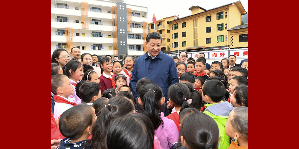 Си Цзиньпин посетил с инспекцией Чунцин, где провел семинар на тему "Отсутствие двух забот, наличие трех гарантий"