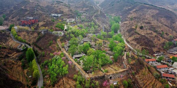 Весна на участке Циншаньгуань Великой Китайской стены
