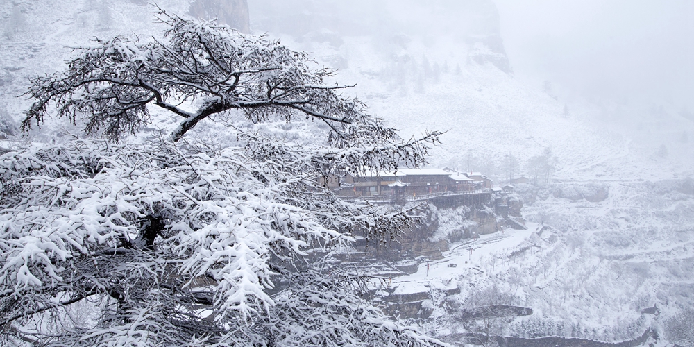 Снежные пейзажи горного хребта Луяшань