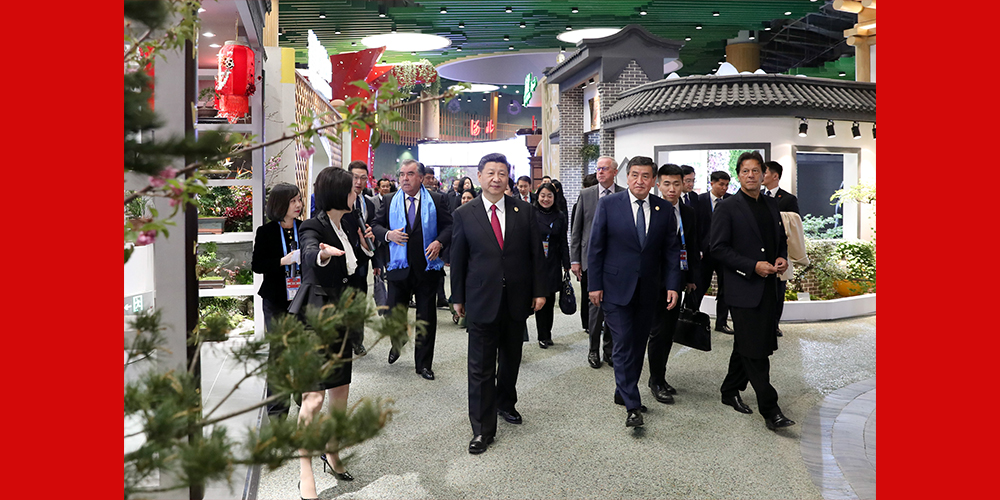 Си Цзиньпин и Пэн Лиюань совместно с лидерами иностранных государств и их супругами посетили ЭКСПО-2019