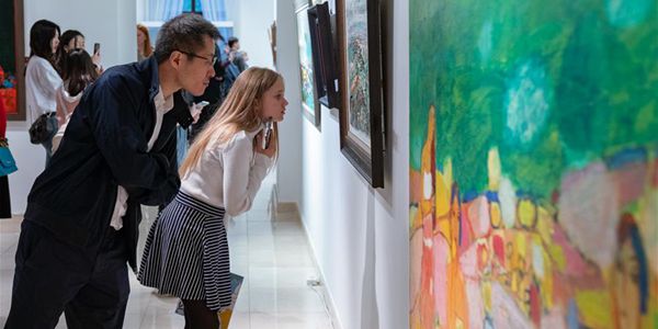 Выставка "Светлый май" художников А.Любавина и Му Кэ открылась в Москве