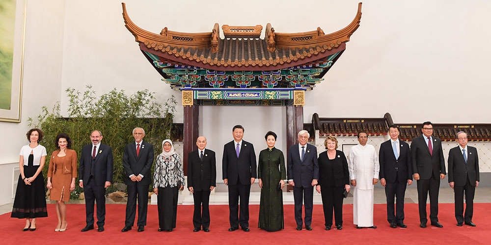 Си Цзиньпин дал банкет в честь участников Конференции по диалогу между цивилизациями Азии