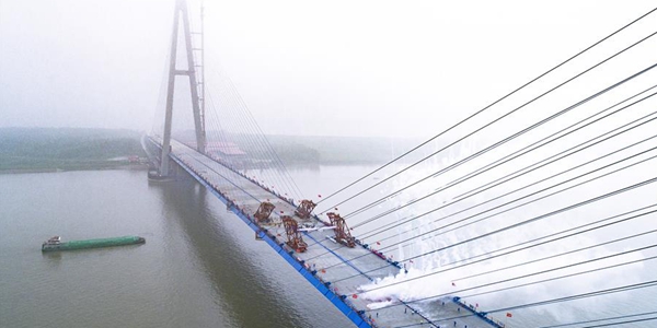 В провинции Хубэй выполнено смыкание нового моста над рекой Янцзы
