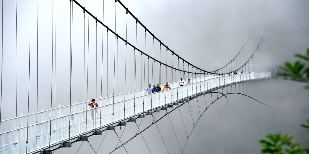 Стеклянный мост в облаках