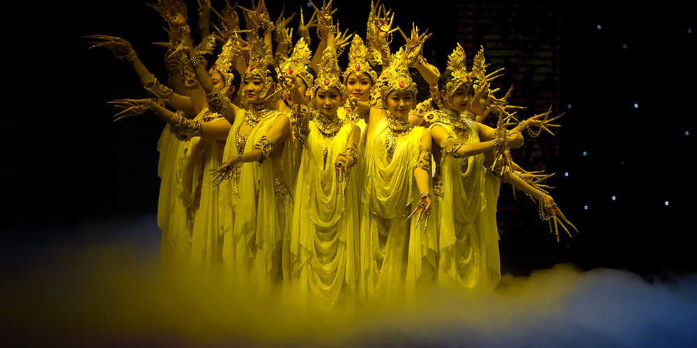 40 лет празднует танцевальный спектакль "Шелковый путь, дожь из цветов"