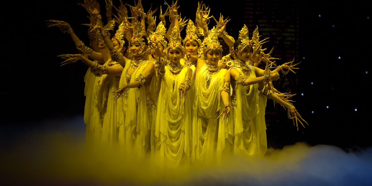 40 лет празднует танцевальный спектакль "Шелковый путь, дождь из цветов"