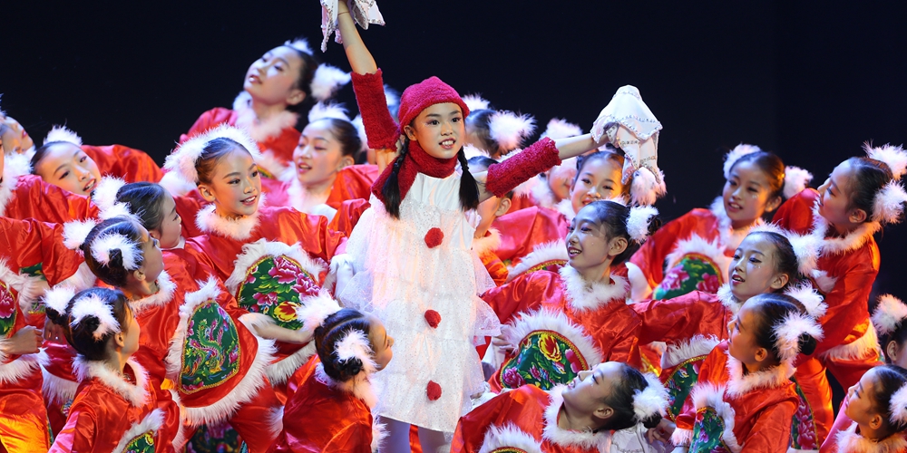 Выступление маленьких танцоров на сцене концертного зала "Баоли" в Пекине
