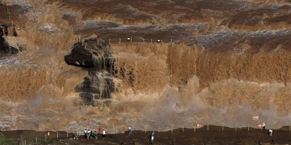 Бурлящая мощь водопада Хукоу