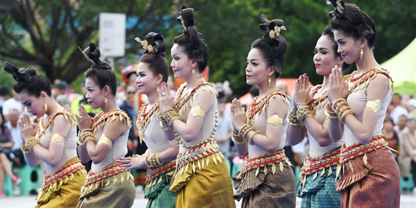 Фестиваль "Облачные наряды Шелкового пути" открылся в провинции Юньнань