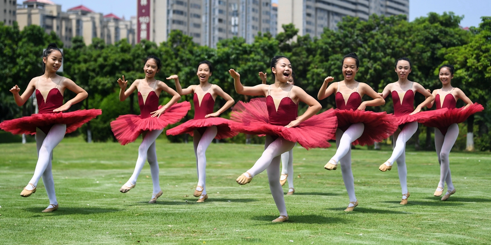 Летние каникулы маленьких балерин в Гуанси