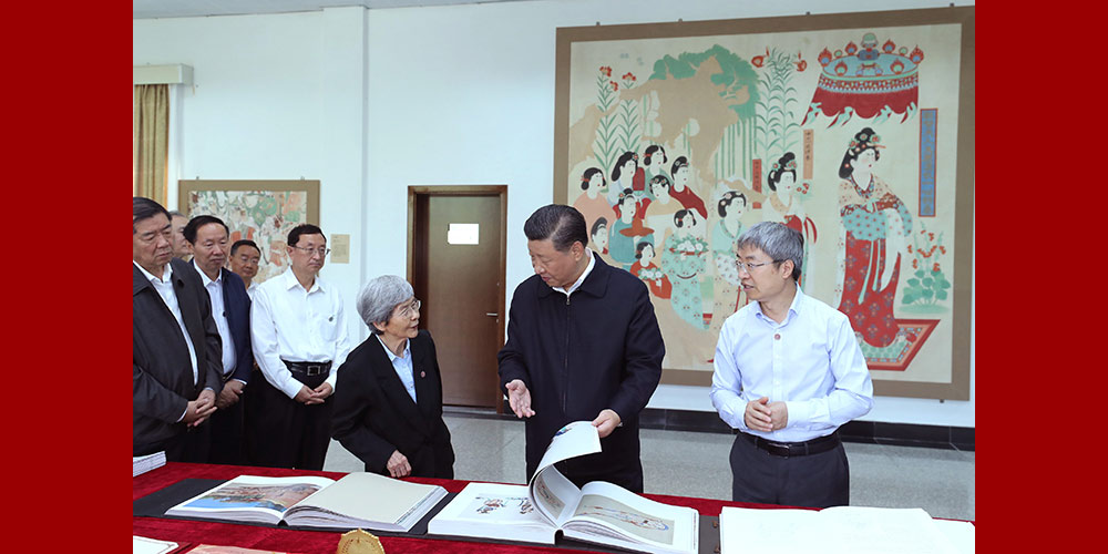 Си Цзиньпин встретился с учеными Академии Дуньхуана