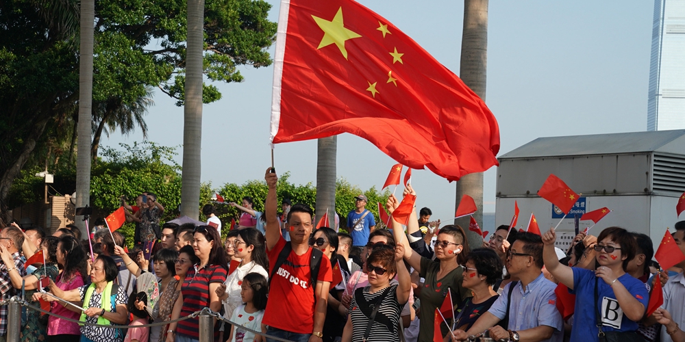 Церемония поднятия флагов КНР и САР Сянган на площади Золотой баугинии