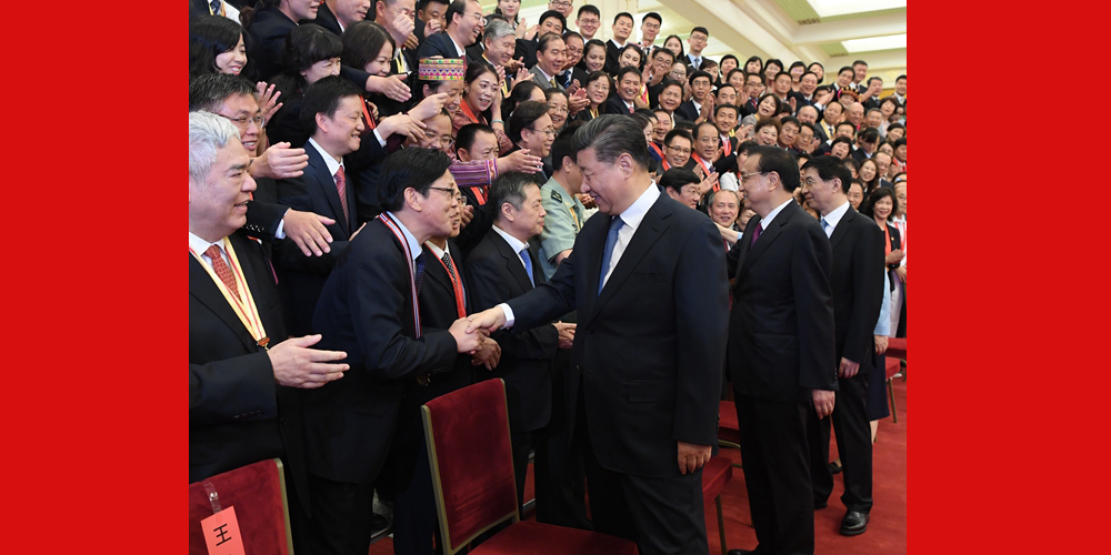 Си Цзиньпин встретился с представителями передовых коллективов и выдающихся лиц образовательных кругов
