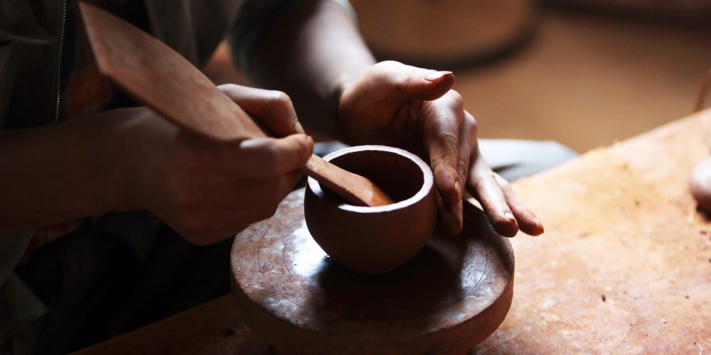 Традиционная черная керамика стала новым источником дохода для жителей Дицин-Тибетского АО в провинции Юньнань