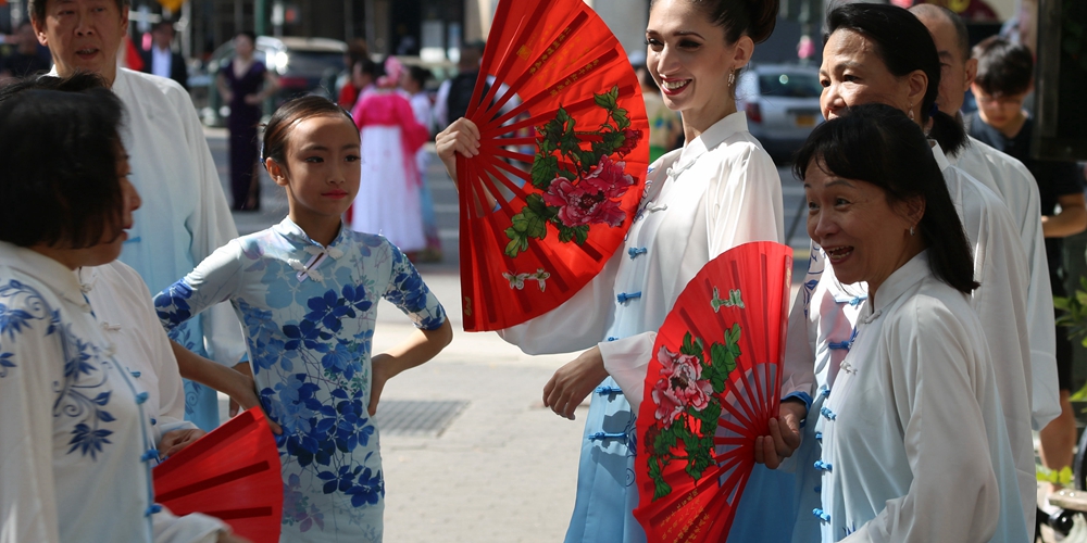 В Нью-Йорке прошел праздничный флешмоб в китайской национальной одежде