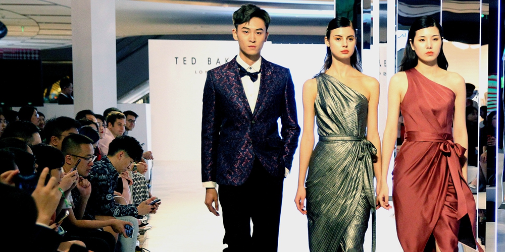 В Шанхае прошел модный показ одежды международных брендов
