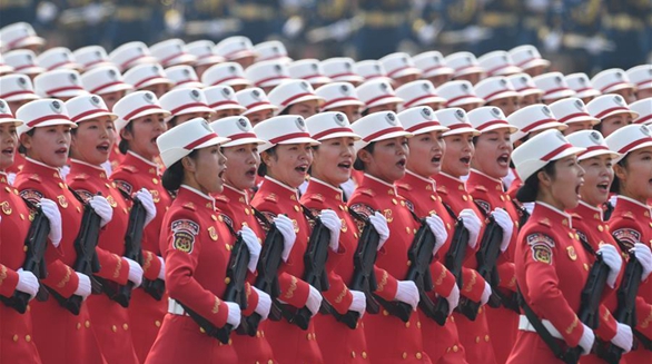 Парадный расчет женского ополчения прошел через площадь Тяньаньмэнь