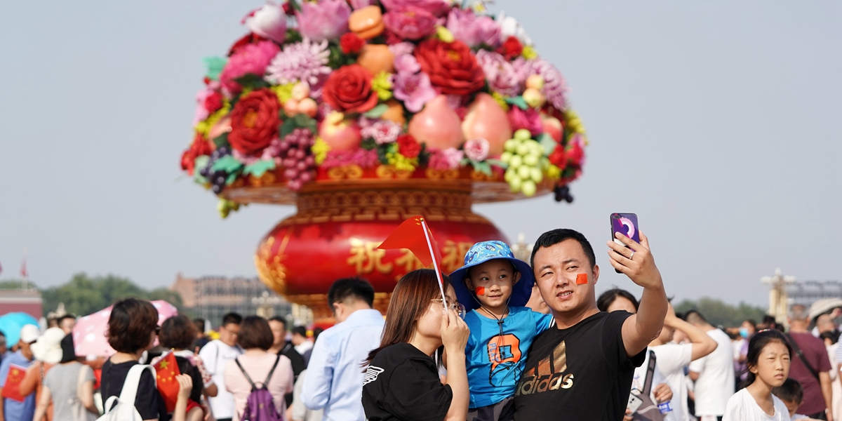 Площадь Тяньаньмэнь на третий день недельных выходных по случаю Национального праздника