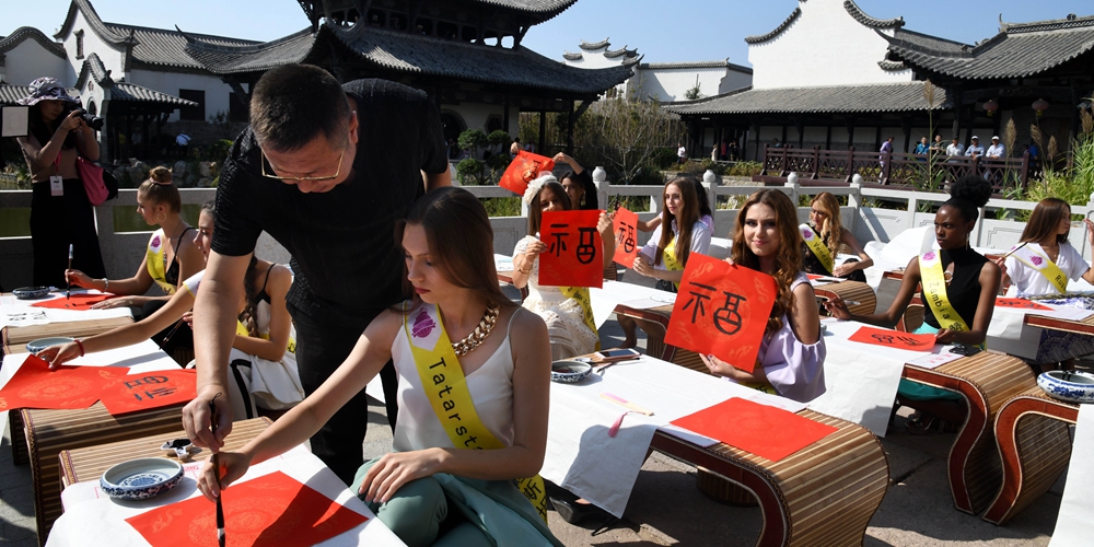 Участницы конкурса красоты "Мисс Туризм мира" 2019 в Циндао посетили "Китайский дворик"