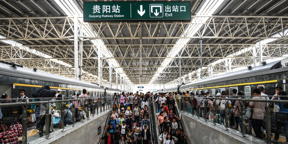 На железных дорогах Китая наблюдается пиковый наплыв пассажиров, возвращающихся из путешествий