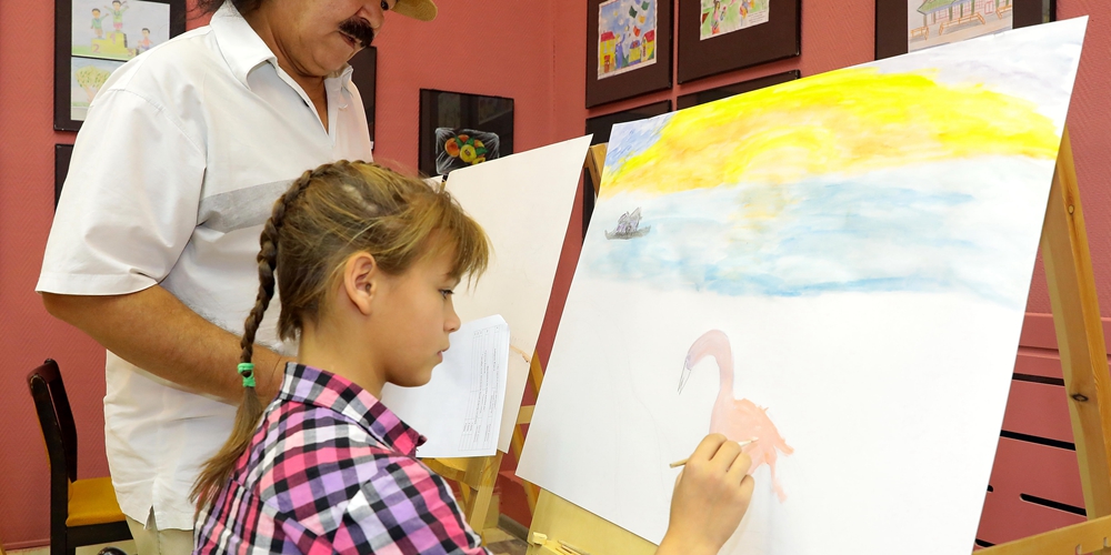 В Ташкенте открылась международная выставка рисунков китайских и узбекских детей “Цвета радуги”