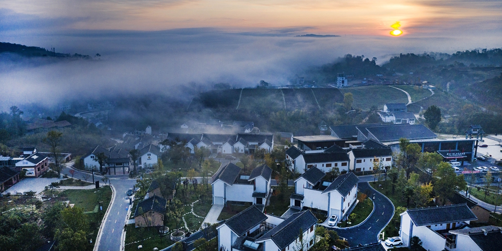 Осенний туман над отдаленным поселком в горах Циньлин