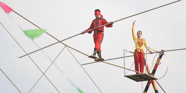 Артисты цирковой труппы "Давацзи" дали представление в Чжэцзянском университете