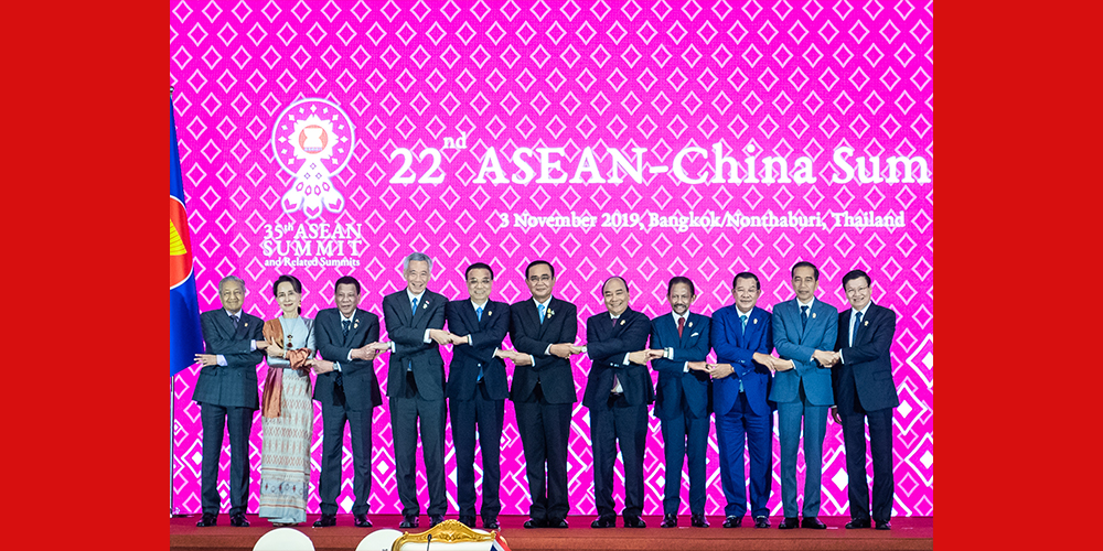 Ли Кэцян принял участие в 22-й встрече руководителей Китай-АСЕАН