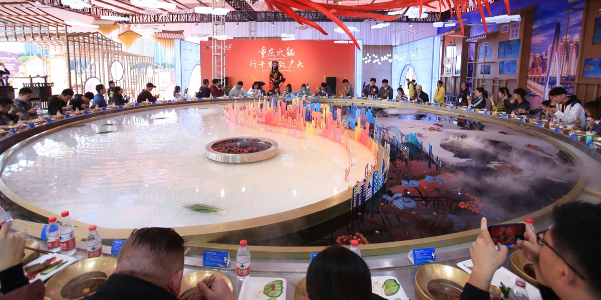 На площадке CIIE демонстрируют крупнейший в мире китайский самовар "хого"