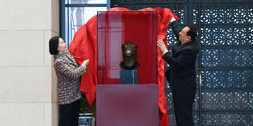 В Пекине прошла церемония передачи в дар бронзовой лошадиной головы из парка Юаньминъюань