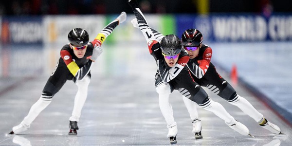 Конькобежный спорт: Китайские конькобежцы принимают участие в соревнованиях на этапе Кубка мира по конькобежному спорту в Польше