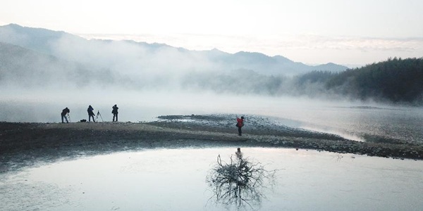 Красота зимнего пейзажа в провинции Аньхой на востоке Китая