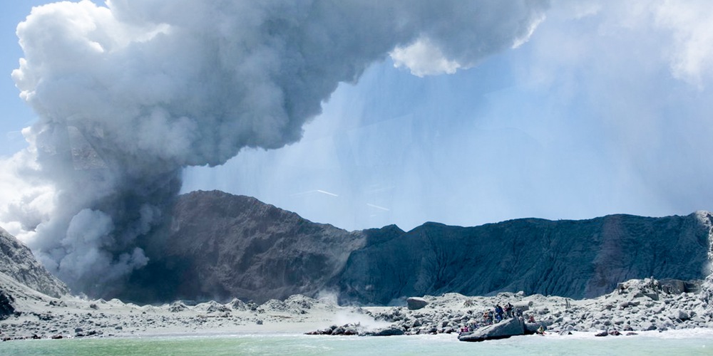 Пять человек погибли в результате извержения вулкана на новозеландском острове Уайт-Айленд