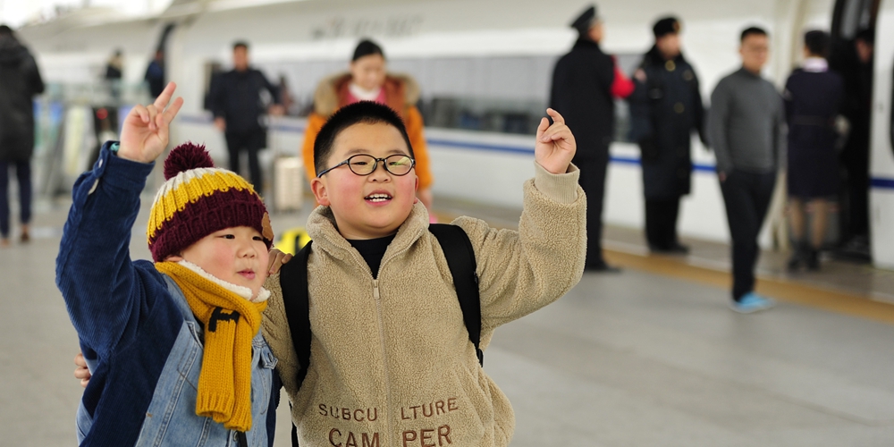 Маленькие пассажиры Китайских железных дорог отправляются в путь