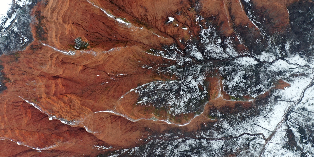Живописные горы в Саньмэнься после снегопада